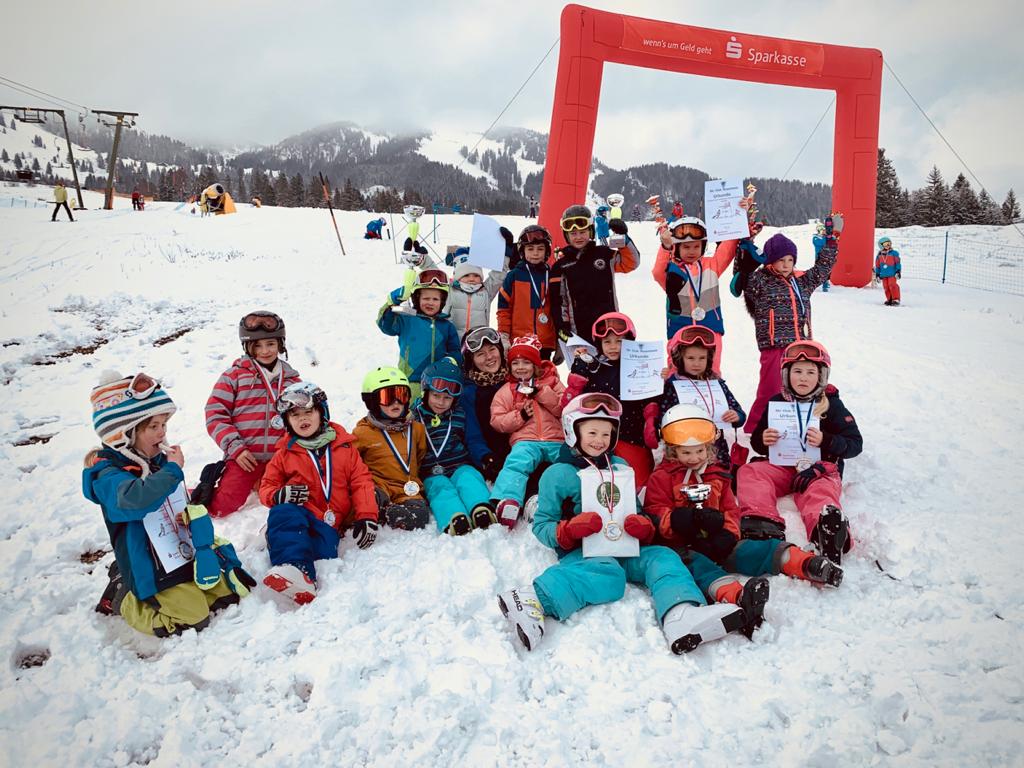 Skiclubkinder starten beim 17. Internationalen Sparkassen Zwergerl- und Kinderrennen am Sudelfeld